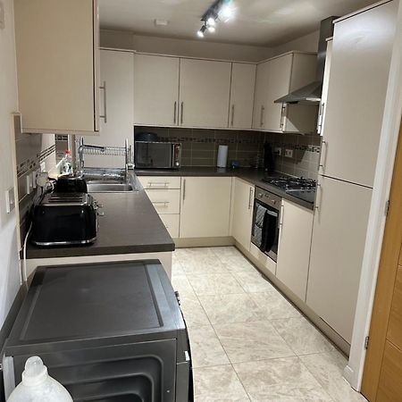 Cosy Double Bedroom In Newcastle Upon Tyne - Access To Shared Kitchen, Shared Lounge And Shared Conservatory Areas Inc Sky Tv And Netflix Экстерьер фото