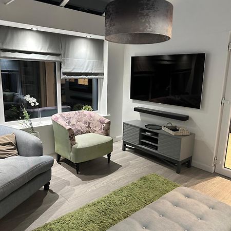 Cosy Double Bedroom In Newcastle Upon Tyne - Access To Shared Kitchen, Shared Lounge And Shared Conservatory Areas Inc Sky Tv And Netflix Экстерьер фото
